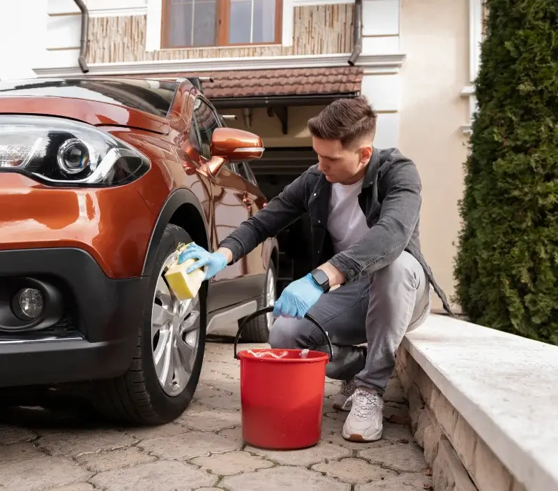 Lavage auto à domicile Bettencourt-Saint-Ouen : professionnel intervenant sur un véhicule